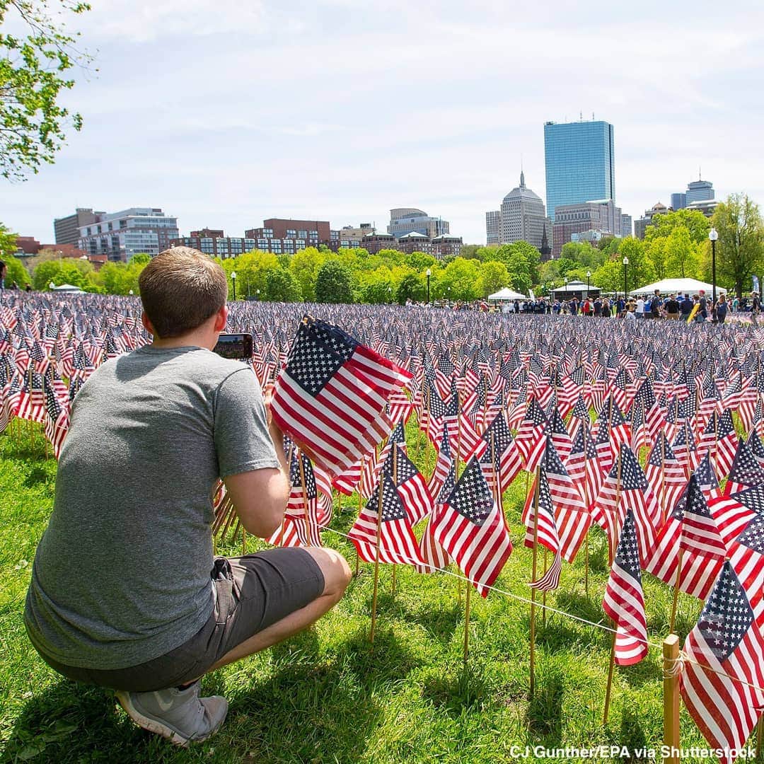ABC Newsさんのインスタグラム写真 - (ABC NewsInstagram)「Nearly 40,000 American flags cover the field of the Boston Common for Memorial Day. Each flag represents a fallen Massachusetts service member, dating back to the Revolutionary War. #memorialdayweekend #memorialday #usmilitary #massachusetts #boston」5月23日 5時26分 - abcnews