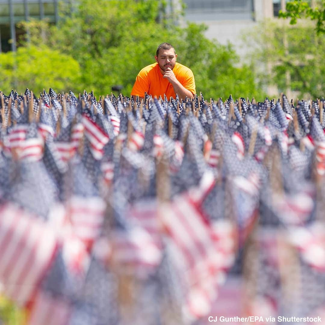 ABC Newsさんのインスタグラム写真 - (ABC NewsInstagram)「Nearly 40,000 American flags cover the field of the Boston Common for Memorial Day. Each flag represents a fallen Massachusetts service member, dating back to the Revolutionary War. #memorialdayweekend #memorialday #usmilitary #massachusetts #boston」5月23日 5時26分 - abcnews