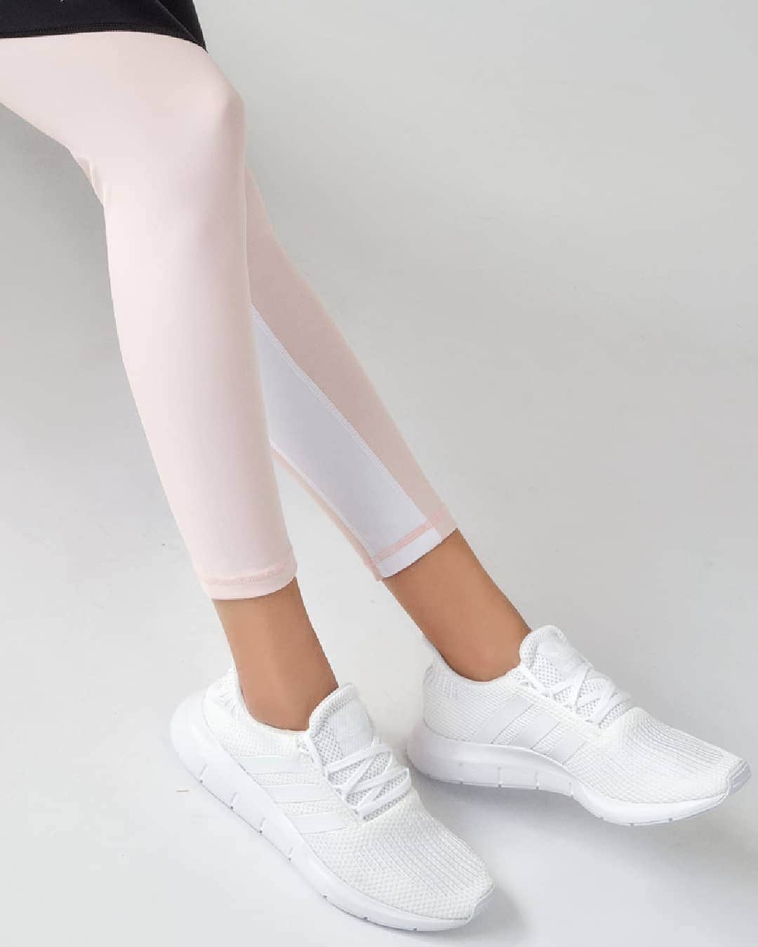STYLERUNNERさんのインスタグラム写真 - (STYLERUNNERInstagram)「White kicks + pink leggings = 😍😍😍 (Ps. 25% OFF SITEWIDE SALE CONTINUES!!)」5月23日 16時20分 - stylerunner