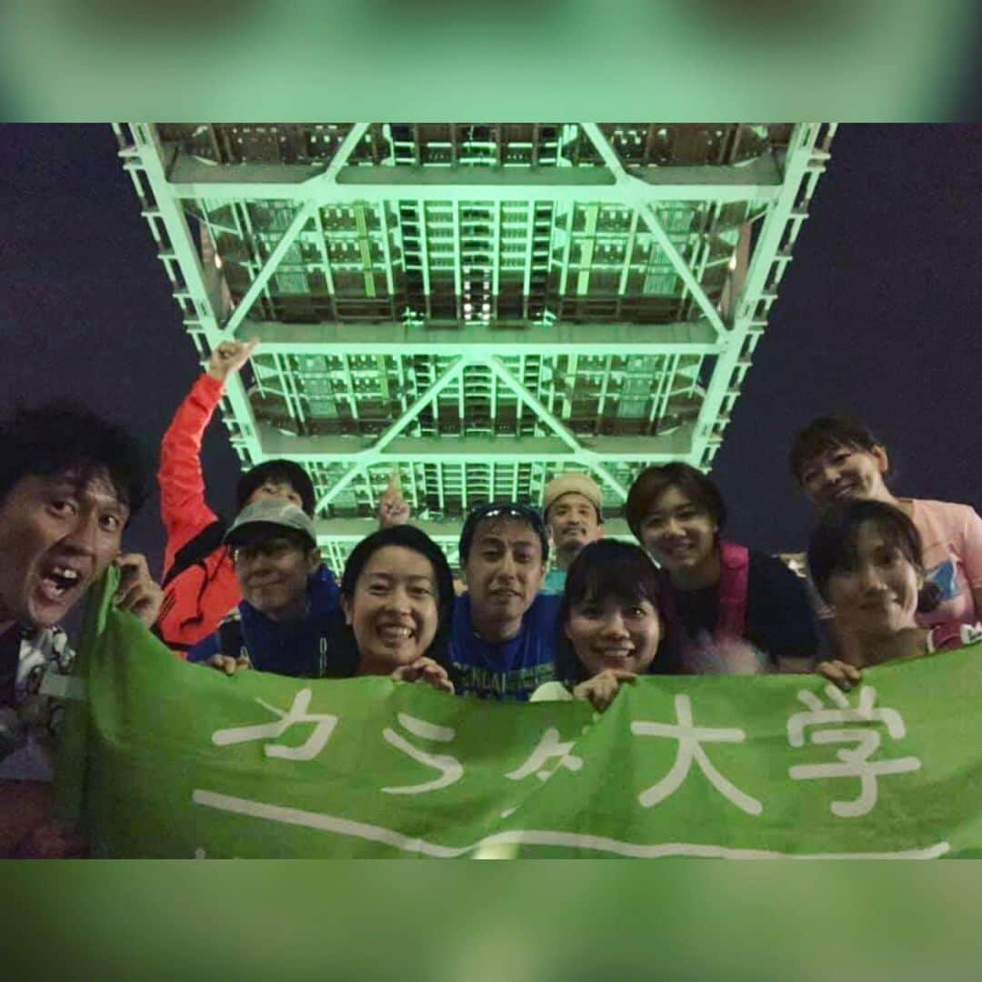 run+さんのインスタグラム写真 - (run+Instagram)「#カラダ大学ランニング部［鯛夜景ランニング レインボーブリッジ］に参加させて頂きました！  品川から #お化けトンネル を通ってレインボーブリッジへ 走る前に腹ごなし😋 Wingの中に鯛焼き屋さんがあるなんて意外だったなー！ 私はkiriのチーズとハムを使ったチーズ&ハム鯛焼き😆 これを夕食にすれば痩せるんだろうなぁ…💭 下から見上げるレインボーブリッジの雄々しさや、光がぎゅっと集まったお台場の夜景、赤く輝く東京タワー、ミニチュアみたいな屋形船… 何度行ってもこの景色にテンション上がらないわけがない！! ・ #走る理由 って人それぞれだと思うけど、やっぱり私は走らないと見れない景色、走らないと気付かない景色が好きで走ってるのかもしれない👟✨ ・ @tajee_nomyathlete たじーさん、品川の駅あんなに近くに鯛焼き屋さんがあるなんて知らなかった―💡 新たな発見、ありがとうございますー✨ @h_h.ii MMAのボーダータンク買っちゃいましたー😍来月はランスカチャレンジしますー(∩´∀｀)∩ ・ #カラダ大学 ・ #街ラン #街RUN #ゆるラン  #ランニング #マラソン #ラン #RUN #RUNNING #RUNNER #cityrun #Runday #街ランの楽しみ方 #RunLovesLife」5月23日 14時56分 - runplus