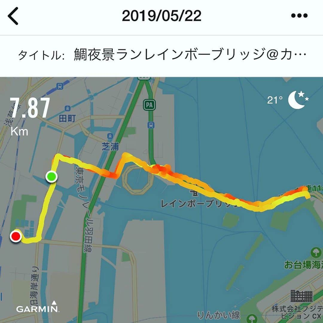 run+さんのインスタグラム写真 - (run+Instagram)「#カラダ大学ランニング部［鯛夜景ランニング レインボーブリッジ］に参加させて頂きました！  品川から #お化けトンネル を通ってレインボーブリッジへ 走る前に腹ごなし😋 Wingの中に鯛焼き屋さんがあるなんて意外だったなー！ 私はkiriのチーズとハムを使ったチーズ&ハム鯛焼き😆 これを夕食にすれば痩せるんだろうなぁ…💭 下から見上げるレインボーブリッジの雄々しさや、光がぎゅっと集まったお台場の夜景、赤く輝く東京タワー、ミニチュアみたいな屋形船… 何度行ってもこの景色にテンション上がらないわけがない！! ・ #走る理由 って人それぞれだと思うけど、やっぱり私は走らないと見れない景色、走らないと気付かない景色が好きで走ってるのかもしれない👟✨ ・ @tajee_nomyathlete たじーさん、品川の駅あんなに近くに鯛焼き屋さんがあるなんて知らなかった―💡 新たな発見、ありがとうございますー✨ @h_h.ii MMAのボーダータンク買っちゃいましたー😍来月はランスカチャレンジしますー(∩´∀｀)∩ ・ #カラダ大学 ・ #街ラン #街RUN #ゆるラン  #ランニング #マラソン #ラン #RUN #RUNNING #RUNNER #cityrun #Runday #街ランの楽しみ方 #RunLovesLife」5月23日 14時56分 - runplus