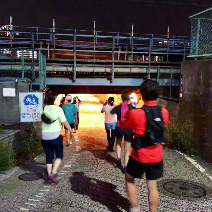 run+さんのインスタグラム写真 - (run+Instagram)「#カラダ大学ランニング部［鯛夜景ランニング レインボーブリッジ］に参加させて頂きました！  品川から #お化けトンネル を通ってレインボーブリッジへ 走る前に腹ごなし😋 Wingの中に鯛焼き屋さんがあるなんて意外だったなー！ 私はkiriのチーズとハムを使ったチーズ&ハム鯛焼き😆 これを夕食にすれば痩せるんだろうなぁ…💭 下から見上げるレインボーブリッジの雄々しさや、光がぎゅっと集まったお台場の夜景、赤く輝く東京タワー、ミニチュアみたいな屋形船… 何度行ってもこの景色にテンション上がらないわけがない！! ・ #走る理由 って人それぞれだと思うけど、やっぱり私は走らないと見れない景色、走らないと気付かない景色が好きで走ってるのかもしれない👟✨ ・ @tajee_nomyathlete たじーさん、品川の駅あんなに近くに鯛焼き屋さんがあるなんて知らなかった―💡 新たな発見、ありがとうございますー✨ @h_h.ii MMAのボーダータンク買っちゃいましたー😍来月はランスカチャレンジしますー(∩´∀｀)∩ ・ #カラダ大学 ・ #街ラン #街RUN #ゆるラン  #ランニング #マラソン #ラン #RUN #RUNNING #RUNNER #cityrun #Runday #街ランの楽しみ方 #RunLovesLife」5月23日 14時56分 - runplus