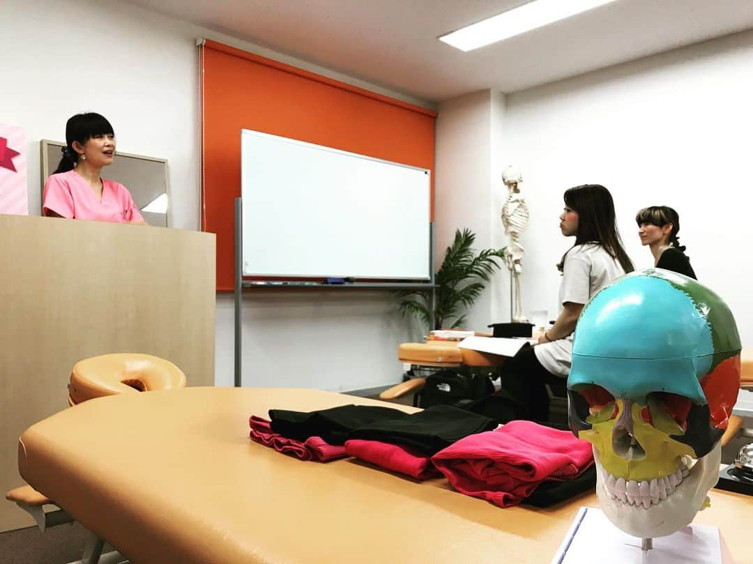 日本美容整骨学院さんのインスタグラム写真 - (日本美容整骨学院Instagram)「☠️ 昨日は大阪校の入学式でした✨ . これからどんどん知識を吸収して 素敵な【美容整骨師】を目指して頑張ってくださいっ🤗🎶 * #日本美容整骨学院 #美容整骨 #美骨美人 #骨格矯正 #小顔矯正 #骨盤矯正 #美脚矯正 #くびれ矯正 #小顔 #骨盤 #美脚 #くびれ #矯正 #黄金バランス #勝ち組 #女子 #骨格矯正の時代 #骨から綺麗に #痛くない小顔矯正 #ゴッドハンド集団 #資格習得 #大阪 #東京 #福岡 #東海 #福山 #高松 #入学式 #大阪校 #スタート」5月23日 15時02分 - biyouseikotsugakuin