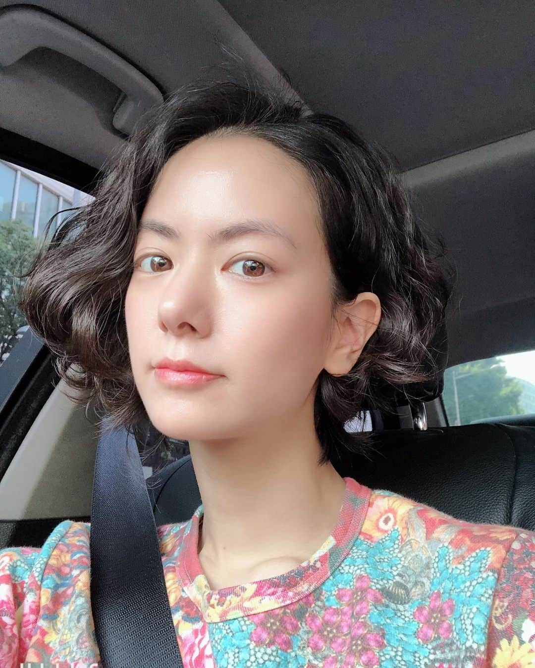 秋葉里枝さんのインスタグラム写真 - (秋葉里枝Instagram)「감기도 다 낫고 오랜만에 한의원 왔어요~ 심부온열치료받고 순환을 좋게 해주는 침 맞있어요~ 온몸이 따뜻해지고 몸이 운동을 한것같이 가벼워졌어요. 벌써 얼굴색도 밝아지네요🍀 요즘 카페인을 끊고 있는 제가 마시는 한방차 그리고 자연성분클렝진도 추천이에요^^ 한의원에서 판매중이에요😊 体調も戻り 久しぶりに韓方クリニックに行ってきました！ 深部温熱治療と針治療をしてきました。 身体の芯から温まり、運動後のような身体の軽さを感じました。 顔色も明るくなった気がします🍀 身体の中からの健康になる大切さ❤️ それから、最近、カフェインをやめてる私が、飲んでいるお茶と自然成分のクレンジングもおススメです！ クリニックにて、販売してますよ😊 #김소형한의원 #キムソヒョン韓方クリニック #뷰티스타그램 #インナービューティー」5月23日 15時02分 - rie_akiba