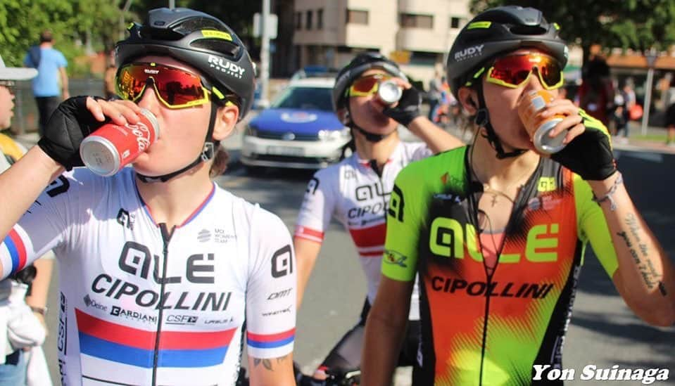 與那嶺恵理さんのインスタグラム写真 - (與那嶺恵理Instagram)「R A C E. V I B E S. 😜 . . #IAmAle #alecycling #rudyproject #windtex #alecipollini #yellowfluorange #enjoyyourride #cincin #cheers #fantaorange 🍊#cocacola」5月23日 15時10分 - eriyonamine