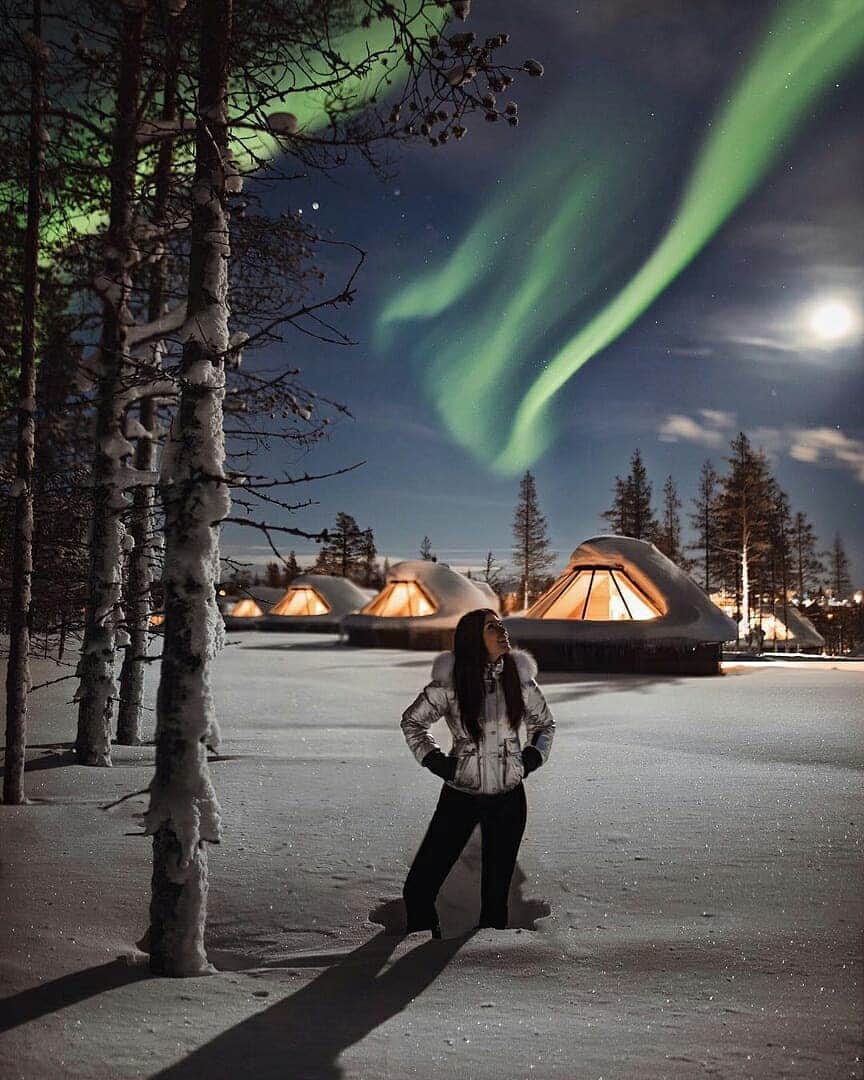 Discover Earthさんのインスタグラム写真 - (Discover EarthInstagram)「If you're dying to see the Northern Lights, there's one way to experience them that may just beat all others: from one of these incredible rooms with windows open to the sky in Finland ! 🇫🇮❄️ Tag the people you would bring with you to this live this amazing experience ! — 📍#DiscoverFinland — 📸 Photos & Video by @nicoleisaacs」5月23日 15時13分 - discoverearth