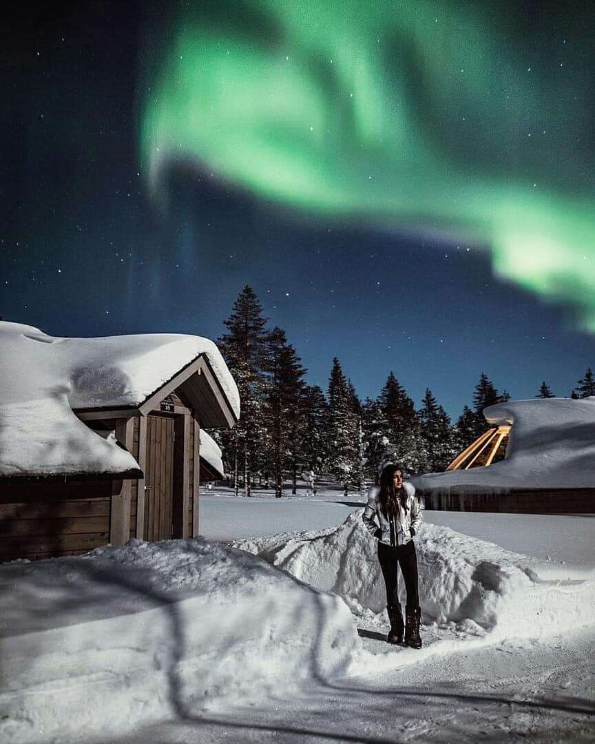 Discover Earthさんのインスタグラム写真 - (Discover EarthInstagram)「If you're dying to see the Northern Lights, there's one way to experience them that may just beat all others: from one of these incredible rooms with windows open to the sky in Finland ! 🇫🇮❄️ Tag the people you would bring with you to this live this amazing experience ! — 📍#DiscoverFinland — 📸 Photos & Video by @nicoleisaacs」5月23日 15時13分 - discoverearth