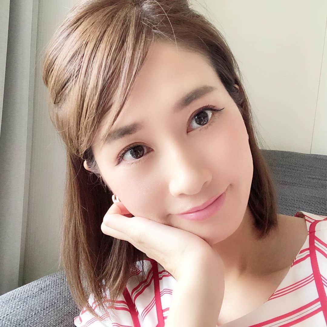 のインスタグラム：「肌の老化の80パーセントは紫外線⚡︎と聞いてビクビクしています、私😂 ・ 中々身体までガードは難しいけど、お顔はこちらで守っております、 @environ_jp ・ 抗酸化物質とビタミンＡの効果で防護域が広いエンビロンの日焼け止め🌞 ・ 今日は下地にして使いましたが、サラッとしているし、ファンデのノリも良いし使いやすい☺︎ ・ ミニサイズが終わったら普通サイズも常備しておきたいアイテム💡 ・ ・ #エンビロン#エンビロン化粧品 #environ#アラフォー#アラフォー美容#美容好きな人と繋がりたい #美容 #美容好きさんと繋がりたい #アラフォーメイク#スキンケア#化粧品#コスメ#エイジレス#アンチエイジング#日焼け止め#サンカット#ボブ#ボブヘアー」
