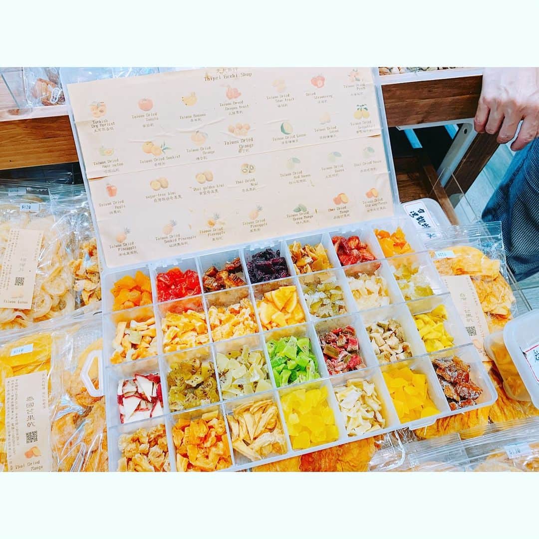 小島瑠璃子さんのインスタグラム写真 - (小島瑠璃子Instagram)「🍓 ドライフルーツの試食 迪化街 パイナップルを買いました」5月23日 15時19分 - ruriko_kojima