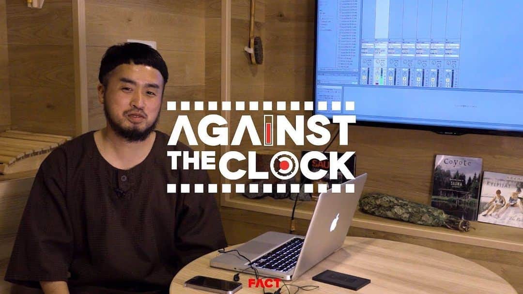 ホステス・エンタテインメントのインスタグラム：「食品まつり a.k.a foodmanがFact magazineの名物企画”Against The Clock”に初登場💥制作意欲を掻き立てるというサウナの休憩所にラップトップを持ち込み10分でトラックメイクに挑戦⏱️瞬く間にサウナにぴったりなアンビエント・トラックが完成🥳 #factmag #againsttheclock」