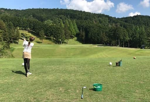 青木茉里奈さんのインスタグラム写真 - (青木茉里奈Instagram)「今日は、レンブラントゴルフ倶楽部御殿場⛳️にてイベントでした( ^ω^ )☀️今回は、なっちゃんがドラコン担当で、私がニアピン担当🏌️‍♀️✨157名の方と対決して、とても楽しかったです✨ありがとうございました(*^▽^*) これから表彰パーティー🎉  #レンブラントゴルフ倶楽部御殿場 #イベント #ドラコン #ニアピン #gdo #ゴルフダイジェストオンライン #ありがとうございました #感謝」5月23日 15時50分 - marinaaoki28