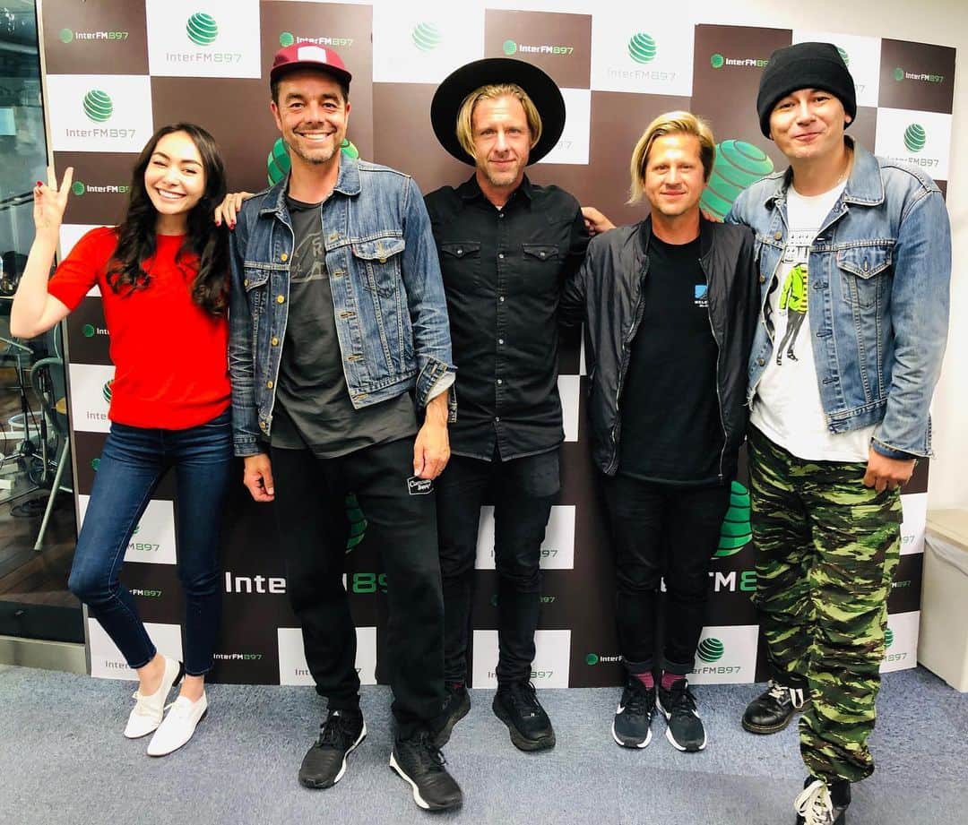 のインスタグラム：「POP QUIZ! Are my eyes open or closed?! 🤣😑😑 Amazing studio live by @switchfoot today!  クイズです！シャウラの目は空いてる？！閉まってる？！今日はスイッチフットのスタジオライブに癒されたー #switchfoot #music #radio」