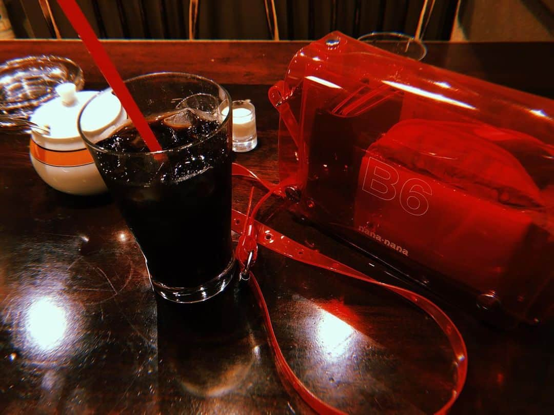 IVANさんのインスタグラム写真 - (IVANInstagram)「* 🍹☕️ coffee break?♥️ 宮越屋珈琲🗾💜 * 会う人会う人にインスタ更新して無いねって言われて、更新してるつもりなんだけど、ストーリーズばっかでした笑 てわけで、今撮った写真を🙇🏻‍♀️💓 * #coffee#japan#tokyo#宮越屋珈琲#お仕事終り #いつの間にか自分で掲載のハードル上げてた #ネタ無くてもいっか笑 #始めた頃は何でもあげてたのに#インスタって写真上げなきゃなのに #なんかオシャレじゃなきゃって #誰も求めて無いのに無駄に意地張るやつでした #なんでもいいから共有しましょかね♡」5月23日 15時47分 - fresanaca