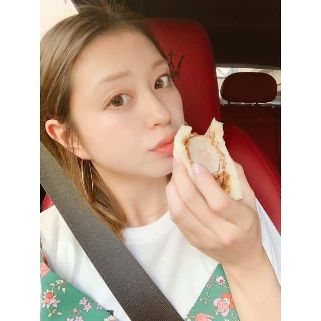 大川藍のインスタグラム：「今日のランチは @kinton.shibuya お持ち帰り #ヒレカツサンド 待ちきれなくて いただきます 美味しすぎて一瞬で食べちゃった 何個でもいける #テイクアウト#とんかつ#きんとん」