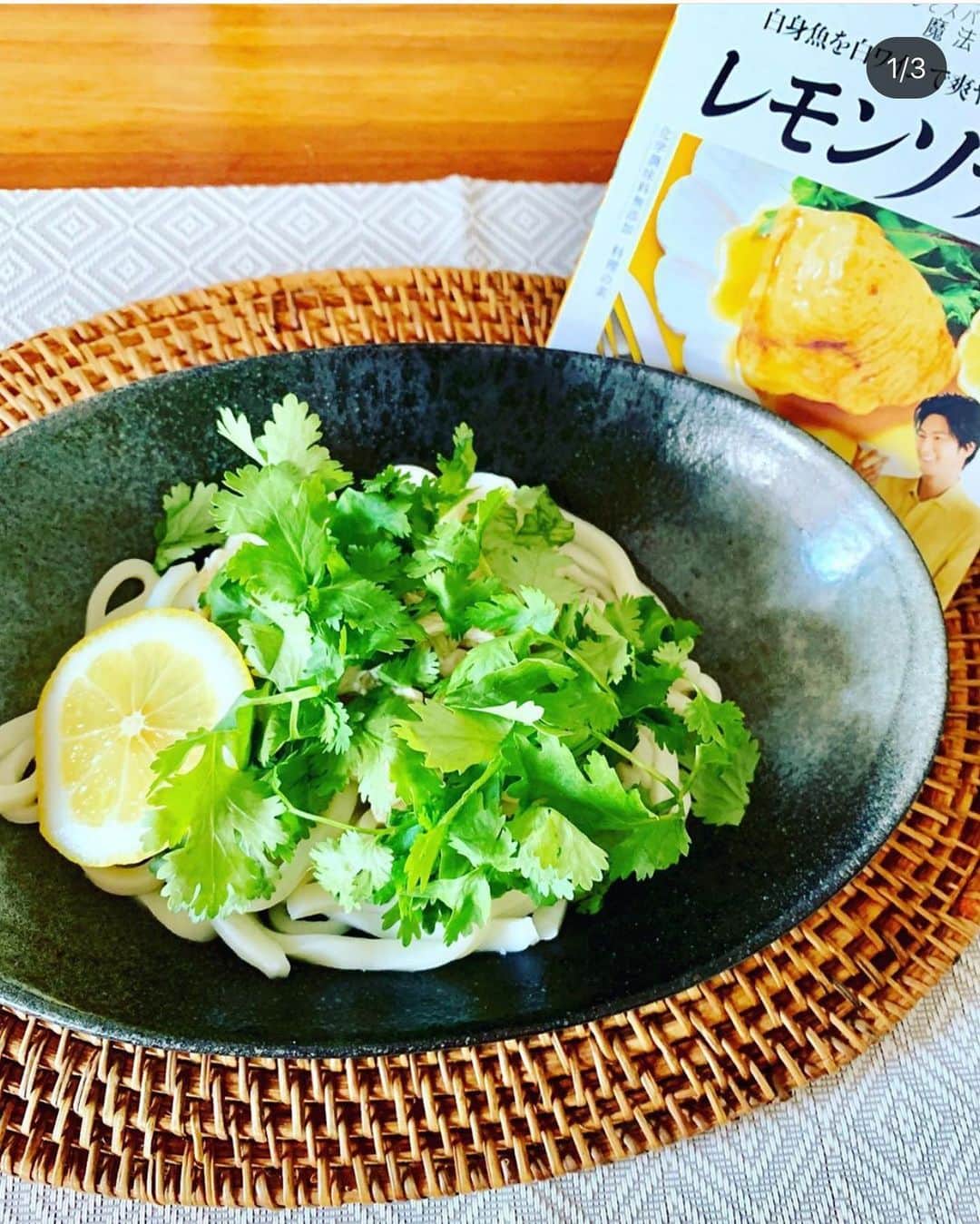 にんべん　おだしでキレイ習慣さんのインスタグラム写真 - (にんべん　おだしでキレイ習慣Instagram)「続々と #だしスパアレンジレシピ  届いてます🤗❣️ 今日は @mitsuuuh さんの投稿をご紹介✨🌱 だしとスパイスの魔法のレモンソテーを使って、パクチーうどんを作ってくれました！😍✨ 暑い日にぴったりのレシピですね🥺😍 ーーーーーーーーーーーーーーー  暑かったのでお昼は、#さっぱり #うどん が食べたくて♡ 大好きな#パクチーうどん 味付けは、#にんべん #だしとスパイスの魔法 #レモンソテー の調味液を使用 ★だしレモン薫るパクチーうどん 材料（一人前）…うどん1玉、鳥のささみ適量、パクチー適量、だしとスパイスの魔法 レモンソテー同封の調味液&スパイス （作り方） →茹でたうどんを冷水でしめて、上に茹でるかレンチンしたささみ、パクチーをのせて付属調味液をかけるだけ！お好みでレモン🍋の輪切りかカットしたものを添えて 付属スパイスもお好みで上からパラパラと  #さっぱり #美味しい #癖になる カジキを付属のスパイスに絡めて焼いてパスタでもいいかも！今度やろうっと！ #だしスパアレンジレシピ  #だしのある生活 #にんべんだしアンバサダー  #おだし #おだし生活 #和ごはんプロジェクト #農林水産省 #instafood #foodporn #yummy #foodstagram #クッキングラム #ママリクッキング #簡単料理」5月23日 15時50分 - ninben.dashiambassador