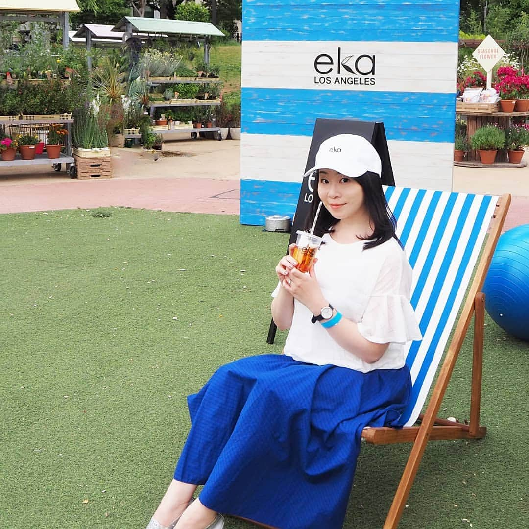 Kuboi Ayumiさんのインスタグラム写真 - (Kuboi AyumiInstagram)「大好きなLA発ヨガウェアブランド『eka（エーカ）』の展示会にご招待いただきました。  会場は「SHARE GREEN MINAMI AOYAMA」。 ケータリングを楽しんだり、素敵な空間でヨガを楽しんだりも。  お友達と一緒にヨガをする機会もあるのですが、やっぱりおしゃれなウエアやヨガグッズがあると、気分もあがります。  早速、展示会に並んでいた新作のヨガウエアを手に取ってみました。 ･ ･ ヨガだけでなく、ジムで使ったり普段着として使ってもかわいいアイテムも多いので、ぴったりしたウエアはちょっと…という方も『eka』なら、着こなせそうです。 『eka（エーカ）』のヨガマットは、柔らかくてソフトな肌触りなのでお気に入り。 ･ ･  カラフルでかわいいプリントヨガマットがいっぱいで、ついつい揃えたくなっちゃうバリエーションの豊富さも魅力的。 ･ ･ ウエアやマットだけでなく、バッグやヨガブロック、タオル、靴下など、いろいろなアイテムが揃っているブランドなので、見ているだけでも楽しくなるブランドです。 ･ ･  オーダーした商品が届くのがとても楽しみです。  #eka #エーカ #ヨガ #ヨガウエア #yoga #ヨガ好きさんと繋がりたい #ランニング女子 #diet #展示会 #pr @ekalosangelesjapan」5月23日 15時50分 - himekagami