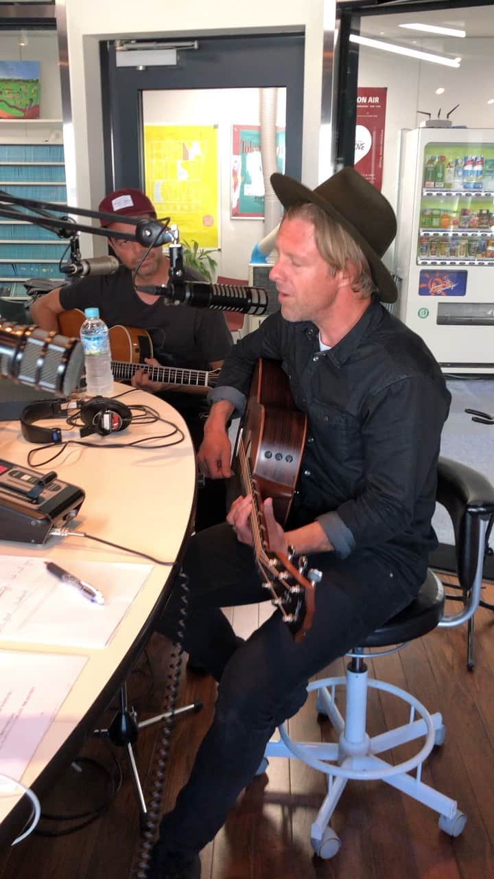 のインスタグラム：「SWITCHFOOT plays “Dare you to move” and “All I Need” live at the interfm89.7 studio in Tokyo!」