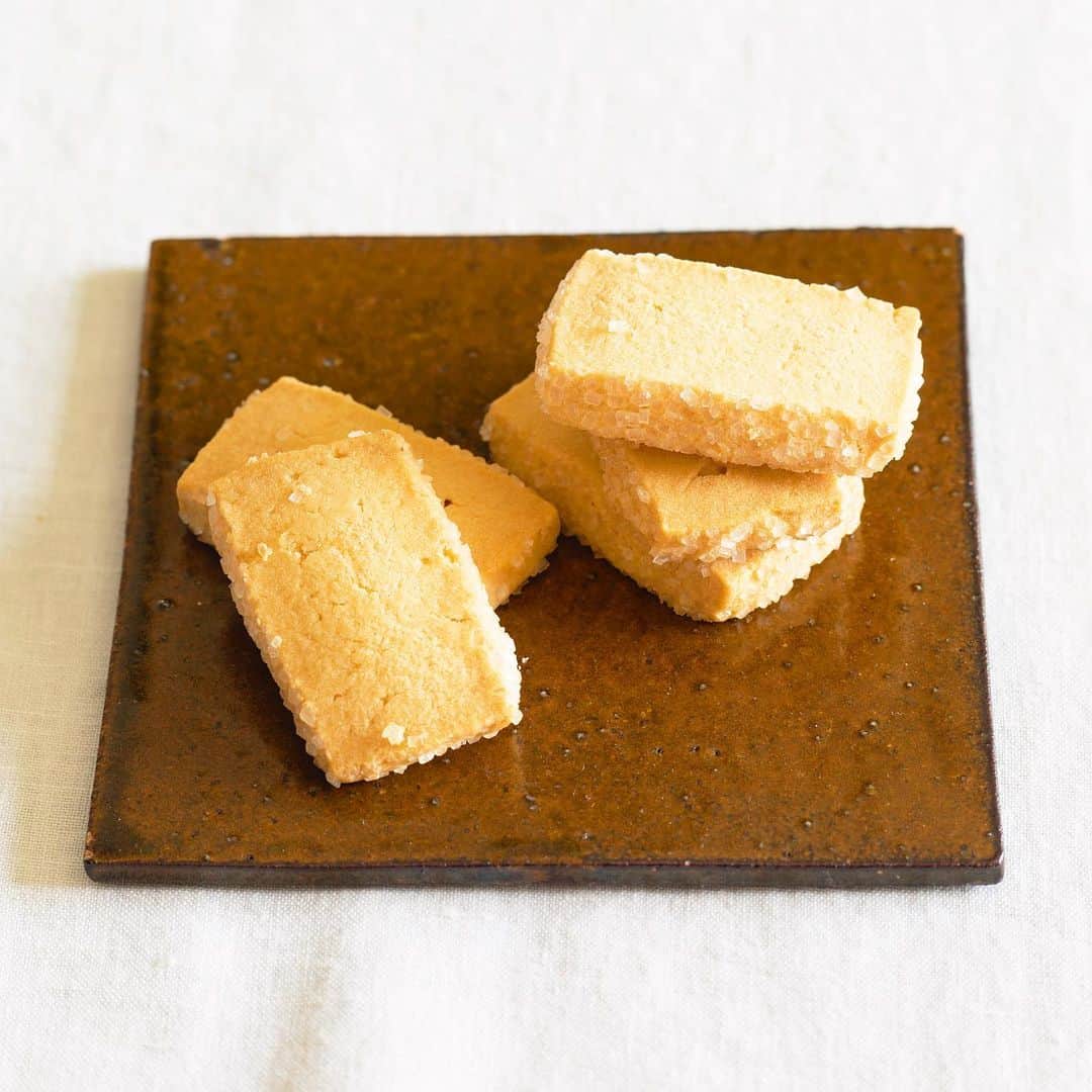 のインスタグラム：「余計なものを入れない潔さが生む、滋味深い味🍪﻿ ﻿ サクッ、ホロッとした食感と、しみじみとした甘さがどこか懐かしい〈シュシュクル〉の「シュクル」。バターとバニラが織りなす豊かで素朴なおいしさがたまりません。﻿ ﻿ 【Hanako_1170号お茶特集より】﻿ #Hanako #Hanako_magazine #Hanako30th #クッキー #焼き菓子 #お菓子 #お茶好き#日本茶カフェ #ほうじ茶#抹茶#フルーツティー#cafestagram#japanesegreentea#greentea#japanesetea#instacafe #タピオカ #タピ活#タピオカミルクティー#タピオカ巡り #カフェ好き #東京カフェ #カフェ #カフェ巡り #カフェスタグラム #カフェ活 #カフェ部#cafe #Photoby_TakafumiMatsumura﻿ ﻿ ﻿ ﻿ ﻿」