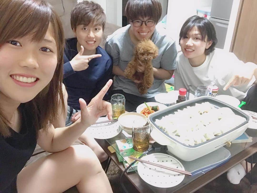八坂芽依のインスタグラム：「餃子🥟パーティー 今月2回目🥳笑 今回は、れいさんとみやびの手作り餃子〜 そして、れいさんの誕生日を祝いましたー💓💓 日ノ本の先輩でもあり、お世話してもらってます🤲🤲 . そして、今週からカップ戦⚽️ 代表組いないですが みんなで力を合わせて頑張ります！🤜❤️🤛 応援よろしくお願いします📣🥺 #INAC神戸レオネッサ #暇人の集まり」