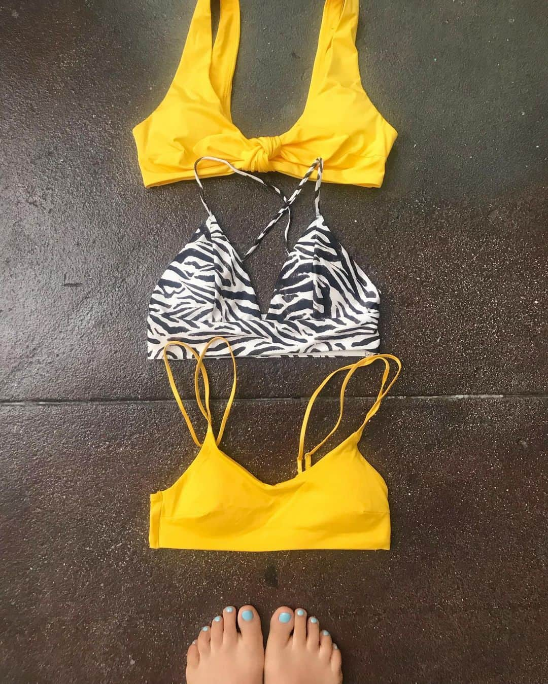 RIEHATAさんのインスタグラム写真 - (RIEHATAInstagram)「which one today ? 🍍 all @hm 💛🖤💛 日本は明日から30℃超える真夏日らしいですよ🌞 運動する人はスポブラ代わりに水着もいいね🌴😜」5月23日 15時52分 - riehata