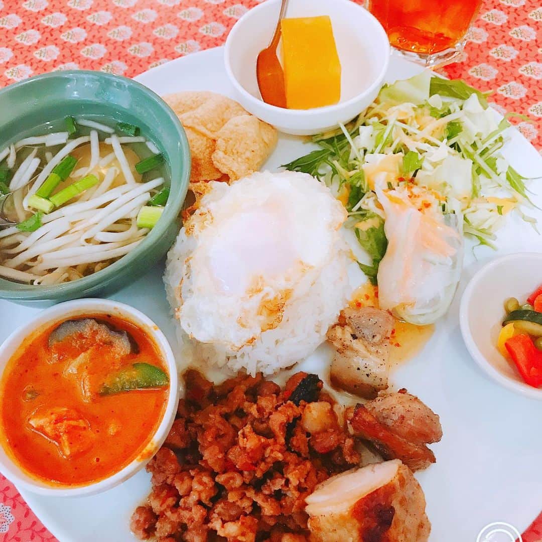 高村凛さんのインスタグラム写真 - (高村凛Instagram)「打ち合わせの後は 大好きなタイ料理でランチ🥰  ダイエットはなかなか進まず💦😂 来週から頑張るぞ😂😂😂 #タイ料理#カレー好き #打ち合わせ#meeting#thaifood」5月23日 15時54分 - rin_takamura