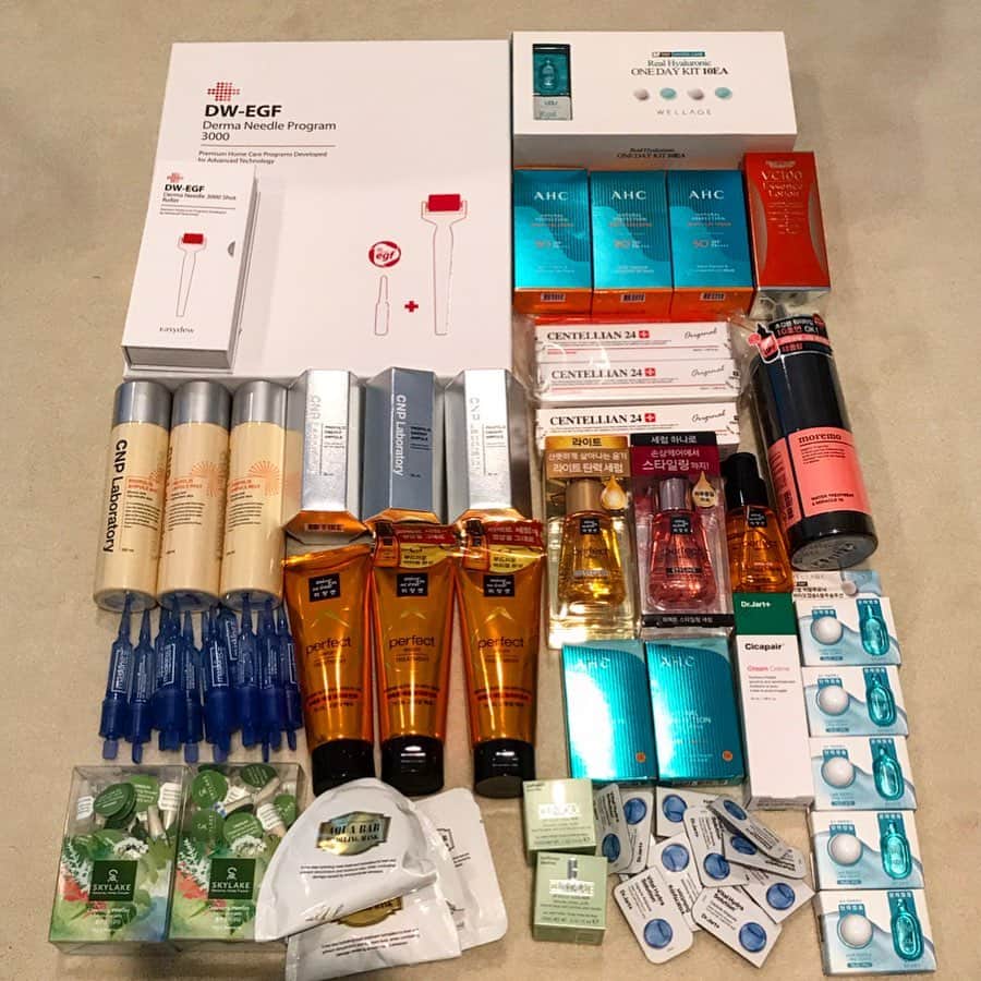 のインスタグラム：「韓国で買ってきたもの💄👱‍♀️ * * * パックと友達に頼まれたものは載せてないけど、ざっとこんなかんじ。 * * *  いつも使ってるものが多いけど新しく入手したのは左上の #easydew のデルマニードルプログラムという一か月続けるもの✨ * * 最近乾燥気味なお肌になってしまい、保湿系のものはここぞとばかりに入手。  次に韓国行ける時まで足りるのかなもはや😉  あとソウジュに入れるので流行った #꽐라만시 は炭酸水に入れて飲もうと思います😇🍻 * * * #AHC  #drjart  #ミジャンセン  #cnp  #23yearsold  #ハヌルホス  #centellian24 #韓国戦利品 #koreanskincare #스킨케어  #코스매틱  #한국산 #화장품」