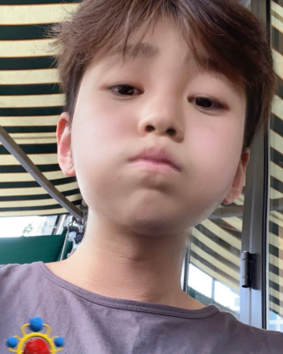 DINDINのインスタグラム：「난 뭐가 다른거지....?」