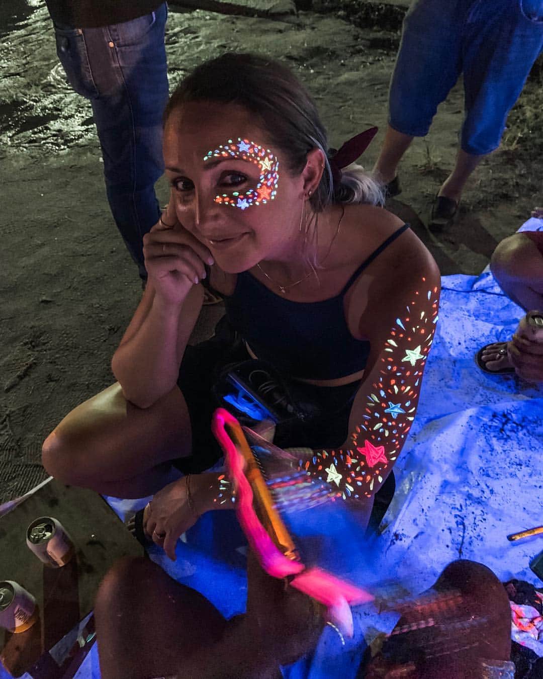 クリスティン・ヒルデブランドのインスタグラム：「Writing this from my couch in my pajamas while watching The Voice. Hard to believe this is where I was 48 hours ago. The Full Moon Party @ Koh Phangan Beach. Think Mardi Gras. On the beach. In Thailand🤯... SO MUCH EPIC FUN w/ @kimyk10 @mervedalbeler @2elf7 👯‍♀️👯‍♀️🙆🏼‍♀️❤️💃🏼🎨🌊🍺🌔🔥 #fullmoonparty #YOLO #bucketlist」