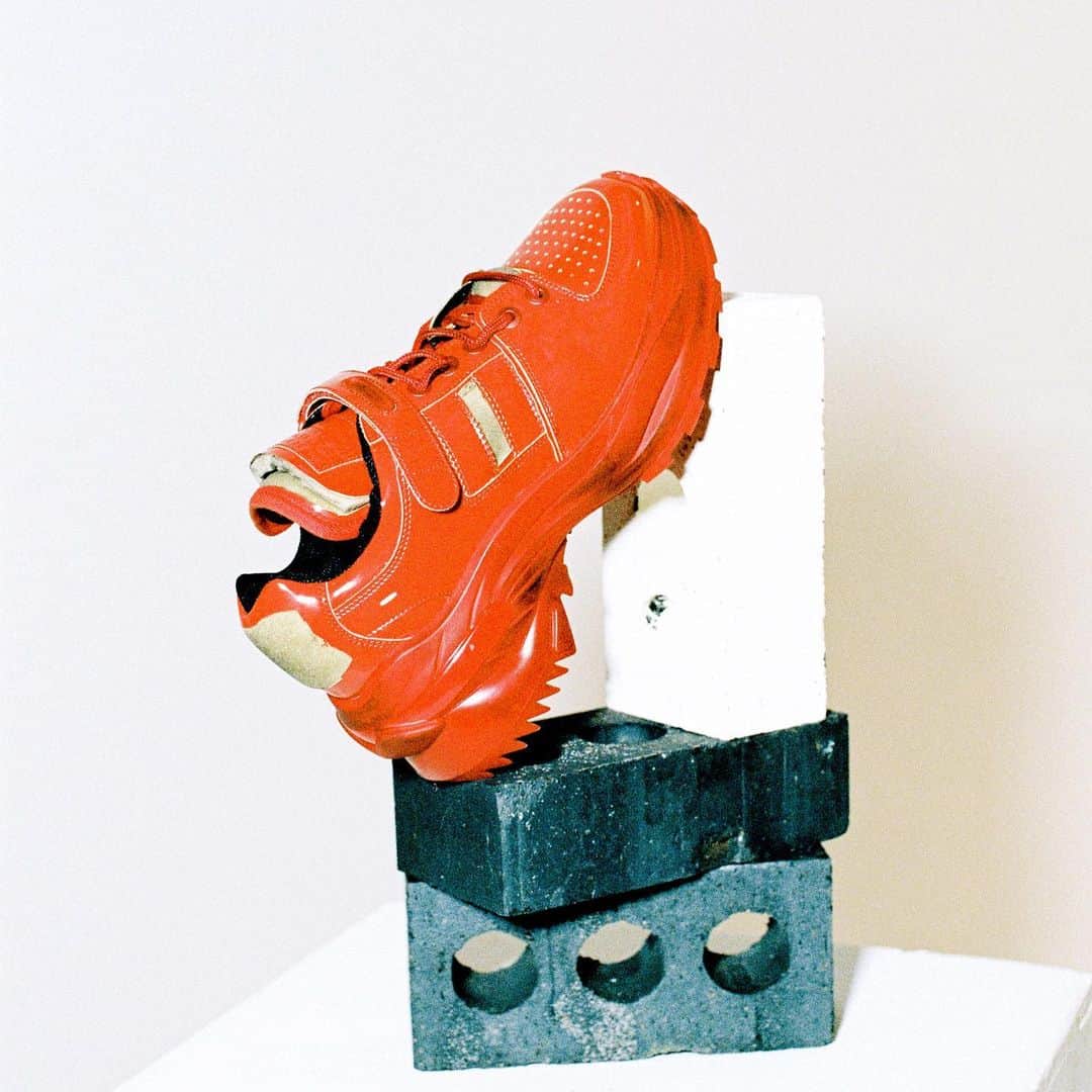 Maison Margielaさんのインスタグラム写真 - (Maison MargielaInstagram)「#MaisonMargiela SS19 #RetroFit laminated sneakers 📸 by @farfetch」5月23日 16時06分 - maisonmargiela