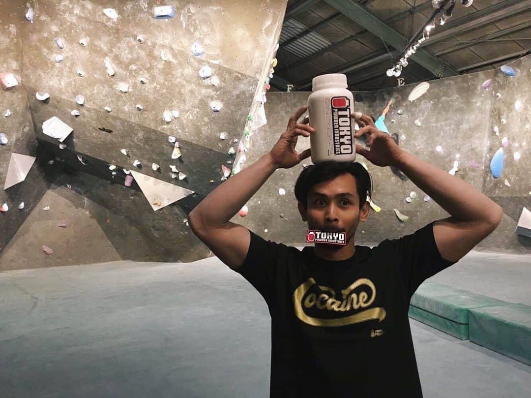 ハキム・カスバンのインスタグラム：「Cocaine~  #tokyopowderindustries .  #climbing #bouldering #competition #indoorclimbing #climbinggym #sportclimbing #liveclimbrepeat #fortheclimb #climbinglife #climbing_is_my_passion #training #sports #athlete #singapore #climbing_worldwide #sgclimbers #passion #sgfitness #climbing_pictures_of_instagram #クライミング」