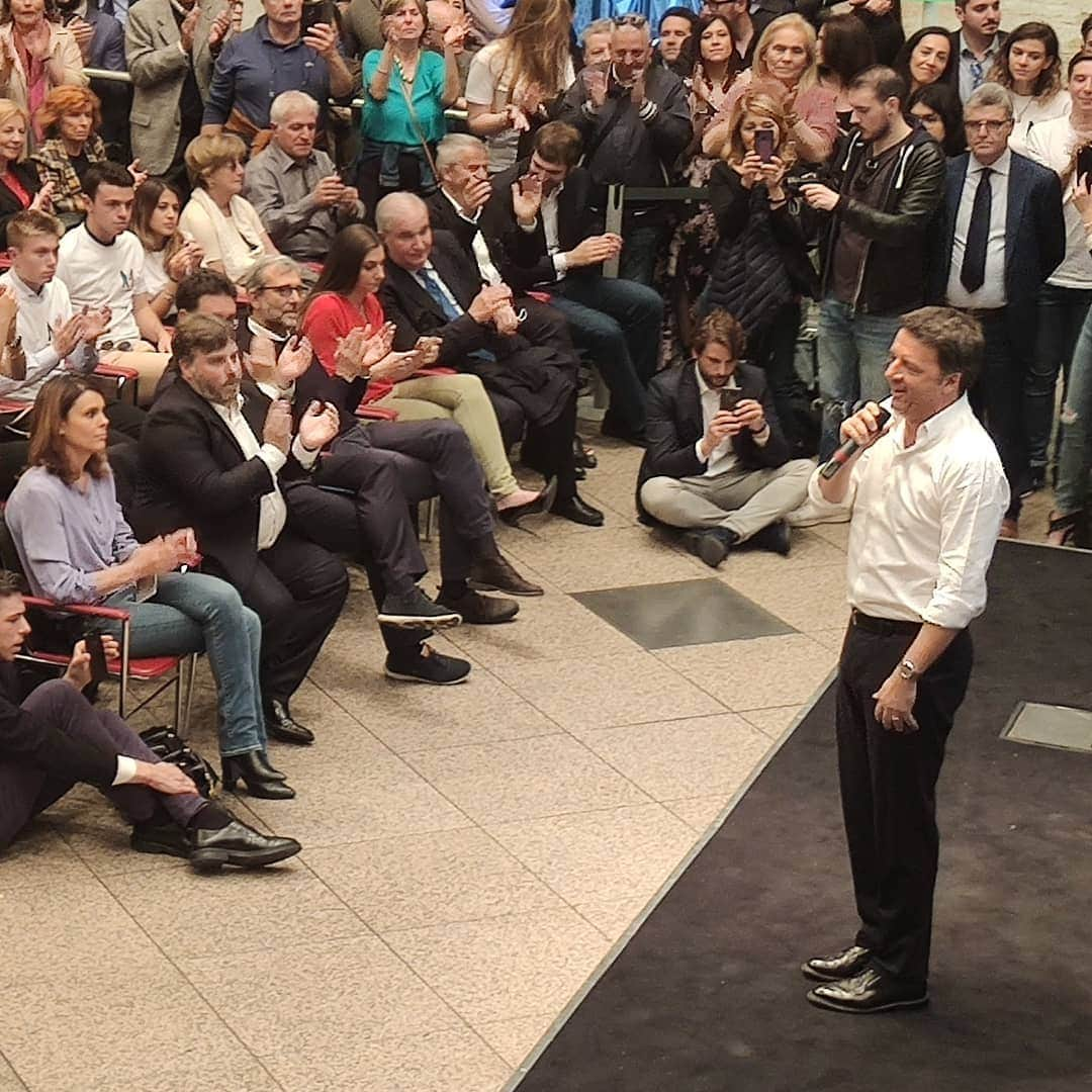 マッテオ・レンツィさんのインスタグラム写真 - (マッテオ・レンツィInstagram)「Bella serata ieri a Roma insieme a tanti amici in vista delle Elezioni Europee. E molti giovani tornano a crederci. Il messaggio è semplice: se non ci occupiamo di politica, tutti insieme, faranno politica solo persone incapaci come quelle che ci governano. Avanti!」5月23日 16時12分 - matteorenzi