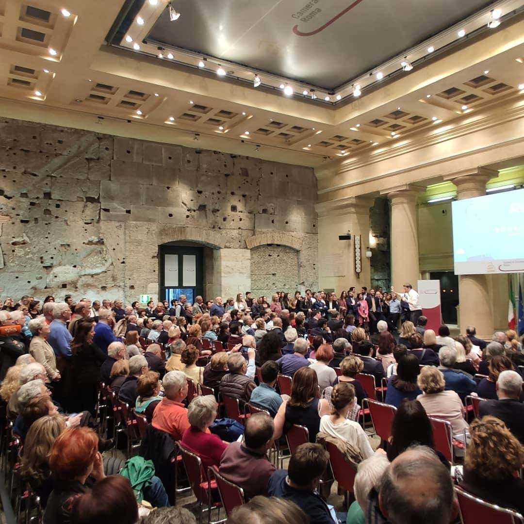 マッテオ・レンツィさんのインスタグラム写真 - (マッテオ・レンツィInstagram)「Bella serata ieri a Roma insieme a tanti amici in vista delle Elezioni Europee. E molti giovani tornano a crederci. Il messaggio è semplice: se non ci occupiamo di politica, tutti insieme, faranno politica solo persone incapaci come quelle che ci governano. Avanti!」5月23日 16時12分 - matteorenzi