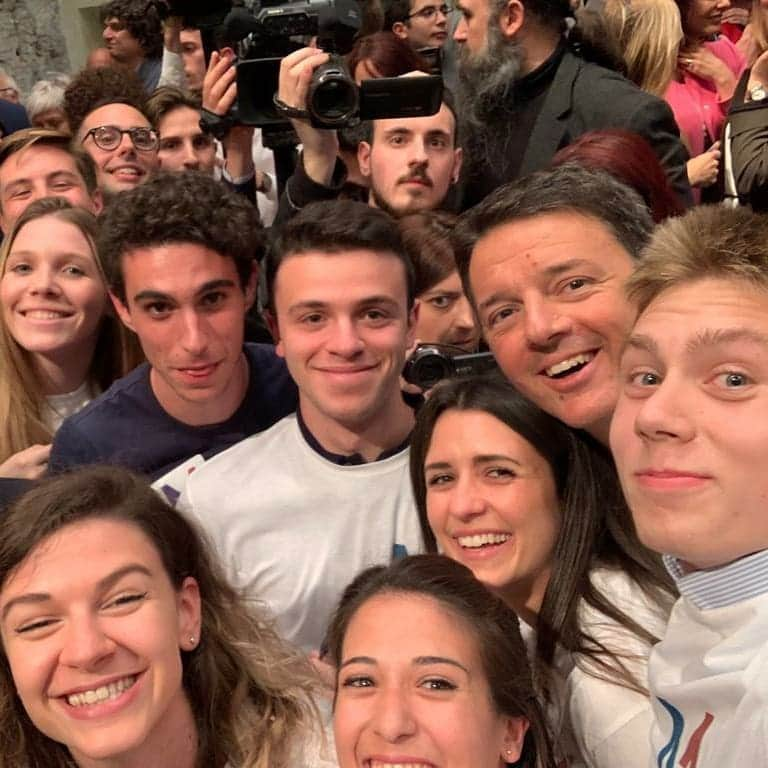 マッテオ・レンツィさんのインスタグラム写真 - (マッテオ・レンツィInstagram)「Bella serata ieri a Roma insieme a tanti amici in vista delle Elezioni Europee. E molti giovani tornano a crederci. Il messaggio è semplice: se non ci occupiamo di politica, tutti insieme, faranno politica solo persone incapaci come quelle che ci governano. Avanti!」5月23日 16時12分 - matteorenzi