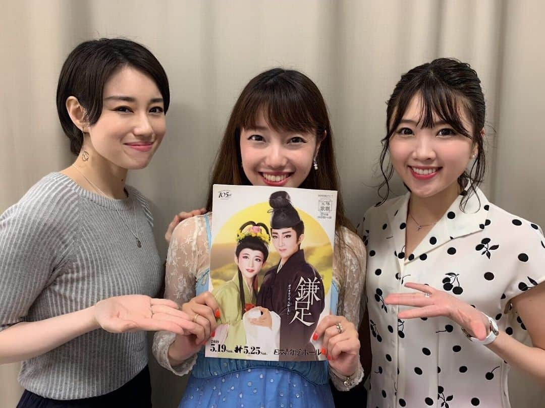 瀬稀ゆりとのインスタグラム：「星組公演「鎌足」を観て参りました！ . 観劇をご一緒させて頂いたあいりさん（#愛水せれ奈 さん)とさくさん(#真月咲 さん)と記念写真📸 . . 卒業してから初めて観る宝塚✨ そこはとても美しくて麗しくて…演者の皆様、スタッフの皆様の熱い想いが溢れている世界でした。 そしてしばらく飛鳥時代にタイムスリップした様な感覚に。1幕・2幕共に涙が止まりませんでした😭. 本当に素敵だったなぁ💕 . 歴史や時代背景を予習せずに観てしまったのですが、とてもわかりやすかったです！そして飛鳥時代についてもっともっと知りたくなりました📖 . . 現役時代は観劇へ行っても「皆様から何かを学ばなくては！」という思いで観ていたのですが、OGとなった今では一ファンとして只々夢の世界に浸っていました😍 こんなにも幸せな気持ちになれるうえに「明日への活力」というお土産まで貰える宝塚。 なんて素晴らしいのでしょう😆！ . . I love takarazuka 🌟 . . . #星組公演 #鎌足 #日本青年館 #中臣鎌足 様❤️ #大化の改新 #星組大好き #星組最高 #宝塚 #宝塚og #takarazuka #明日への活力  #瀬稀ゆりと」