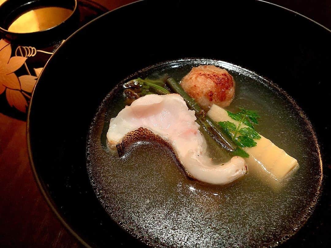 百合華さんのインスタグラム写真 - (百合華Instagram)「京都の祇園『匠 奥村』にて京懐石風フレンチのディナーコースを堪能させていただきました🥰﻿ ﻿ 厳選された最高級な食材ばかりが匠の技で華やかに彩られた贅沢の極みなお料理達✨﻿ ﻿ 一皿一皿に五感を擽られるプロの職人達の拘りを感じまくりながら、約３時間のディナータイムはあっという間に過ぎてしまいました❤️﻿ ﻿ #京都 ﻿ #祇園 ﻿ #花見小路 ﻿ #匠奥村 ﻿ #京懐石 ﻿ #フレンチ ﻿ #町家 ﻿ #ディナータイム ﻿ #ディナーコース ﻿ #最高級﻿ #食材﻿ #プロの拘り﻿ #五感﻿ #擽られる」5月23日 16時16分 - yurika.lovelily