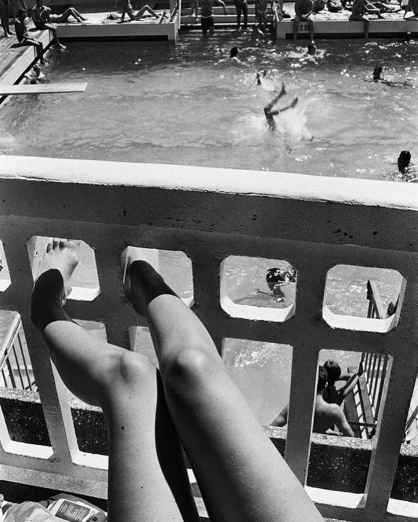 Meganさんのインスタグラム写真 - (MeganInstagram)「Gilles Rigoulet 〰 Parisian Summer, 1985 #gillesrigoulet #paris #swimmingpool」5月23日 7時17分 - zanzan_domus