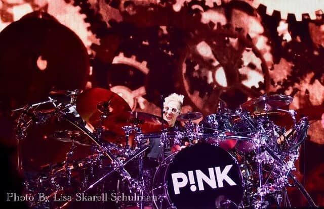 マーク・シュルマンさんのインスタグラム写真 - (マーク・シュルマンInstagram)「Round 2 rocking @thegarden tonight with @pink!! #beautifultraumatour #pink 📸 by @lisaskarellschulman @markyplanet @pinkiesfamily #grateful」5月23日 7時25分 - markyplanet