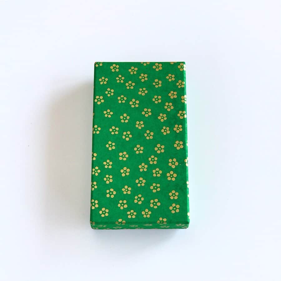 福田里香さんのインスタグラム写真 - (福田里香Instagram)「お茶の時間に、福が来た。 お多福の、豆入り落雁はなんとおいしい。 Kitの椹木千佳子さん  @kit_sankakuha から いただいた京都の口福です。 • 紫に黄色、流水文様の包装紙。 包みを解くと、緑地に金箔押しの梅の花。 これはたいへん美しい張り箱だ。 • 京都のニューマダム @gekarimo  の台湾土産の福茶と一緒に二重で、 口福田里香。 ありがとうございます。 #紫野源水 #ご馳走お菓子 #京都生まれ育ち在住のひとのお土産  #food_striptease」5月23日 7時21分 - riccafukuda
