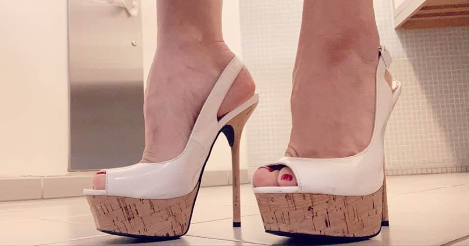 ターニャ・テイトさんのインスタグラム写真 - (ターニャ・テイトInstagram)「Tanya Tate Feet my shoes are up for auction. Who can tell me when I wore these shoes?  mysexyauctions com/model/tanyatate 👠👠 #tanyatate #queentanyatate #footfetishnation #footfetish #shoes #feet #highheels #heelsforsale #wornshoes #mysexyauctions」5月23日 7時22分 - tanyatate