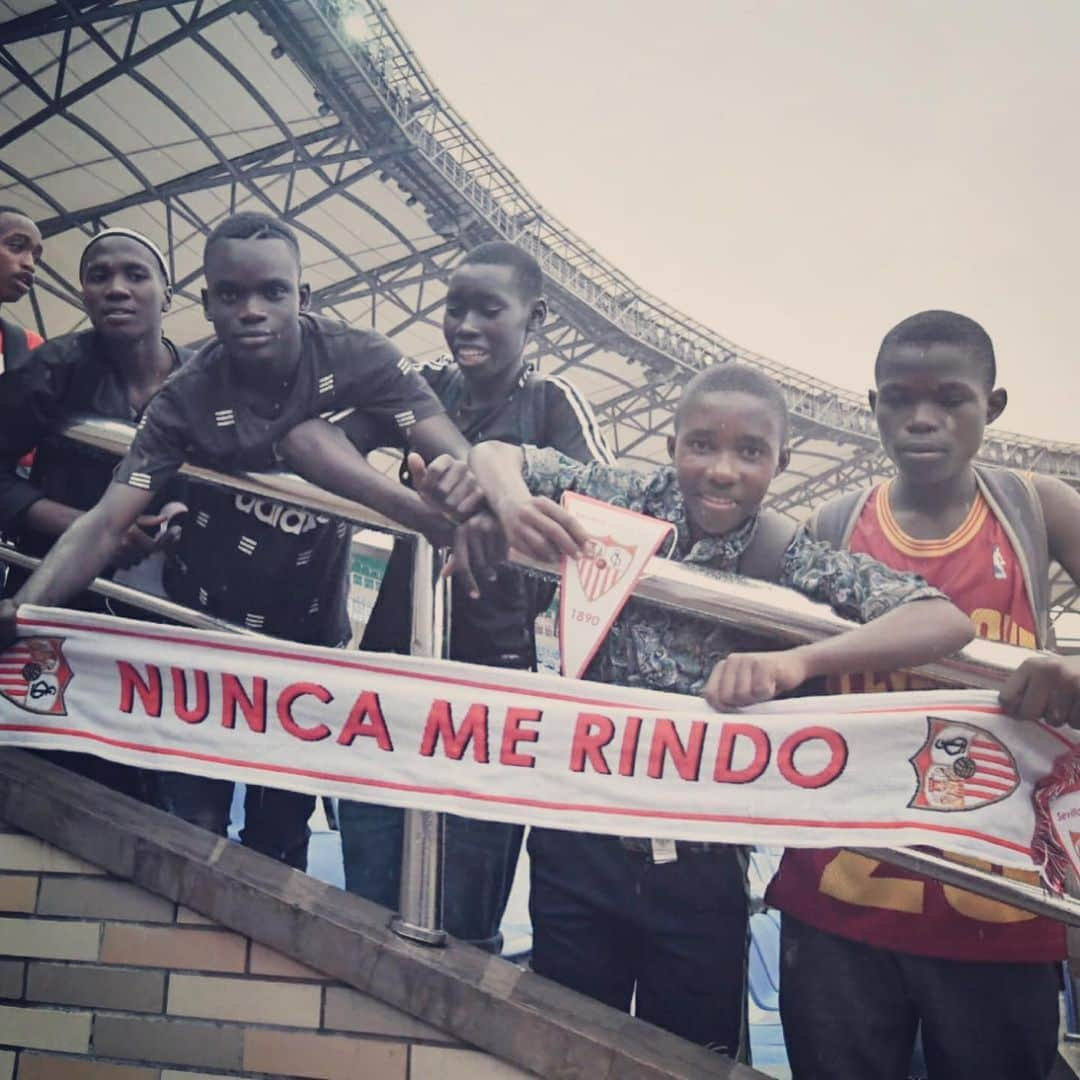 セビージャFCさんのインスタグラム写真 - (セビージャFCInstagram)「📸 😍 🇹🇿 ¡Enormes! 👏🏽 #laliga #laligaworld #sevilla #tanzania #wearesevilla」5月23日 7時23分 - sevillafc