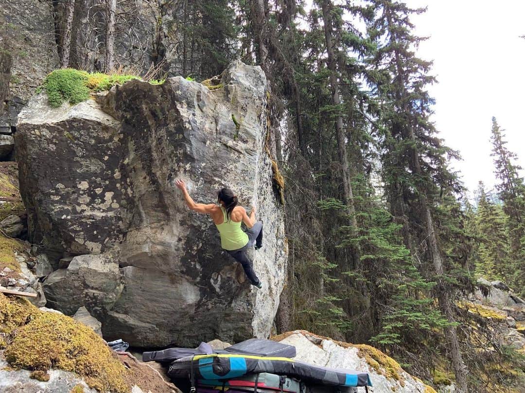 アラーナ・イップのインスタグラム：「An amazing but too short trip to the Okanagan this long weekend filled with great people, great climbing, and great mosquitoes 🤔 ⠀⠀⠀⠀⠀⠀⠀⠀⠀ The Guardian V8 ⠀⠀⠀⠀⠀⠀⠀⠀⠀ Photo: @jj_mah ⠀⠀⠀⠀⠀⠀⠀⠀⠀ @arcteryx @scarpana」