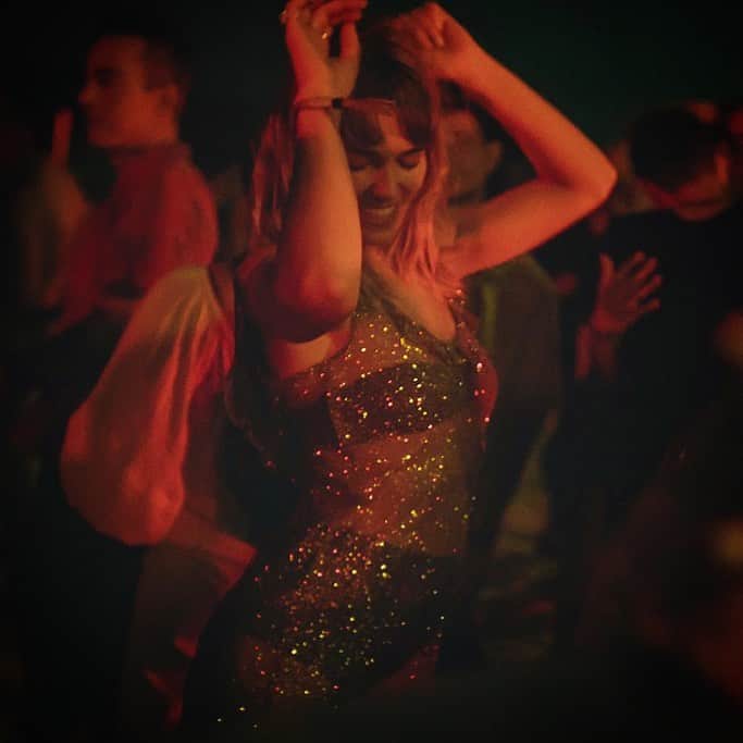 アシュリー・ハートのインスタグラム：「Caught Dancing in Pure Joy @summit #Tulum. .  Since dancing 5 rhythms for the past couple of years, I am constantly amazed at the many layers of Self I get to meet, unravel and move through in this embodiment practice. Its expanded what joy is, and feels like for me. As I go deeper with #5rhythms, it isn’t so much about finding joy but discovering the places that are blocking it, from freely moving through me. I’m feeling so #grateful and Truly #Joy-Filled after this past weekend. It’s worth moving through the discomfort of the dark places, like judgment and insecurity, when we can experience the Depth of Human connection available to us on the other side. Namaste to the amazing community @summit & @5Rhythms . Are you ready to dance-out of your own way? 💃💫」