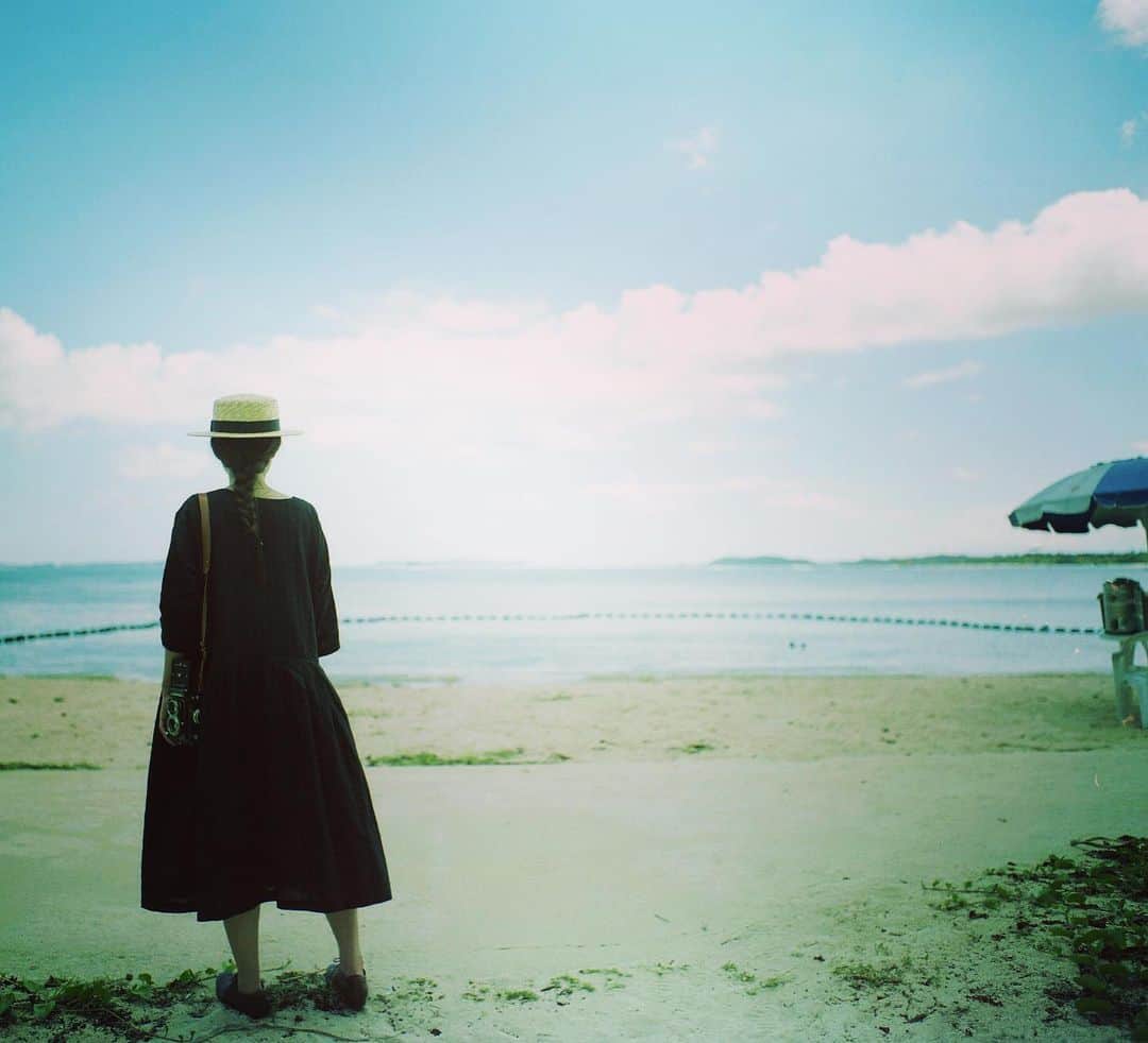 ゆうゆのインスタグラム：「2019.05.23﻿ ﻿﻿﻿﻿﻿ ﻿﻿﻿﻿﻿ gᵒᵒᒄ  ᔿᵒʳᐢⁱᐢg *⿻｡* . ﻿﻿﻿﻿﻿ ﻿﻿﻿﻿﻿ ﻿﻿ 梅雨入りしたら﻿ ほとんど雨の降らない沖縄﻿ ﻿ 今日もなんだかいい天気（笑）﻿ ﻿﻿﻿﻿ ﻿ ﻿﻿﻿﻿﻿ _________________________________________________**✧̣͙ͥ*﻿﻿﻿﻿﻿ ____________________﻿﻿﻿﻿﻿ ﻿﻿﻿﻿﻿ #pentax6﻿ #バケペン﻿ #okinawa﻿ #夏のお嬢さん #期限切れフィルム」