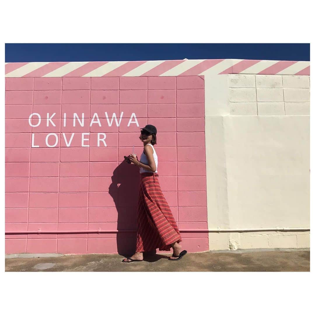 のインスタグラム：「gm☻ 日焼け後にビタミン補給。 お店の壁と服の色がリンク。 パット入りタンクボディスーツが活躍する季節到来。 旅先ではこれがあれば下着の持参枚数減らせるから夏の旅には必須✌️ 取り外し可能なのでこの日はパットは外して海帰り水着の上にそのまま着てお出かけ。 夏のオススメアイテムです❣️ 本日18時よりインスタライブやる予定なのでお時間あればぜひご参加ください☺️ #trip #shorttrip #travelgram #okinawa #okinawasun #fashion #style #herfee #herfee_official #nofilter」