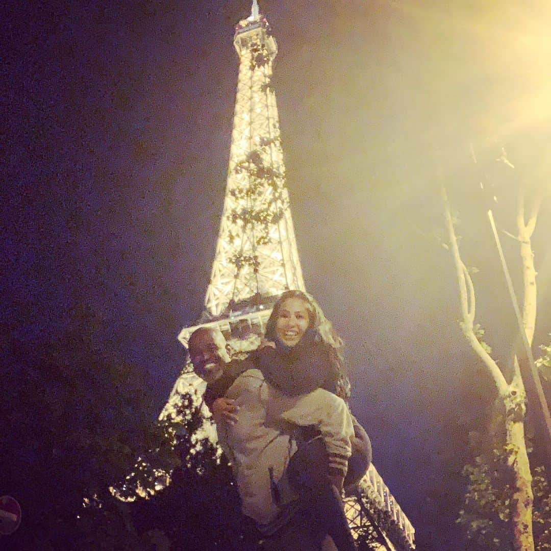 ブライアン・マックナイトさんのインスタグラム写真 - (ブライアン・マックナイトInstagram)「Late night snack and cocktails at midnight under the #eiffeltower sorry fellas all that booty is all mine lol  till next time Paris #paris #iloveourlife #brianized #mrandmrsmcknightworldtour19 #eurotour19」5月23日 7時51分 - brianmcknight23