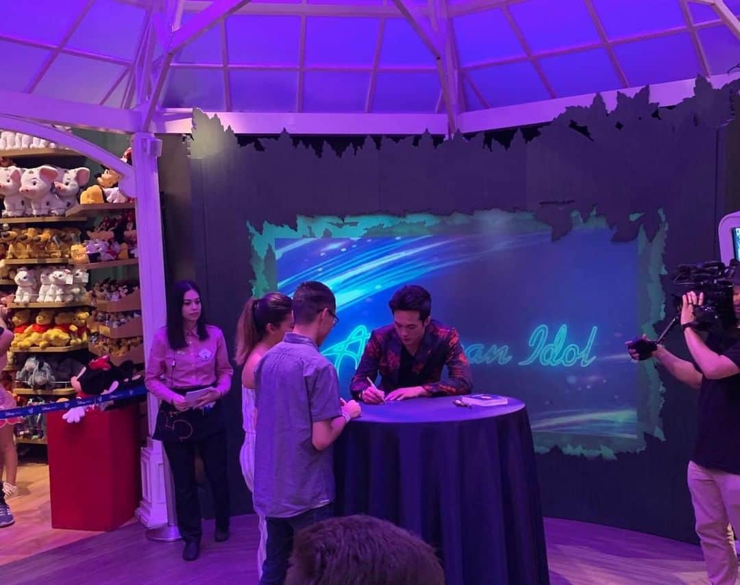 American Idolさんのインスタグラム写真 - (American IdolInstagram)「ICYMI, your new #AmericanIdol, @thelainehardy, stopped by the Disney Store in Times Square to meet fans thanks to @shopDisney!」5月23日 7時51分 - americanidol