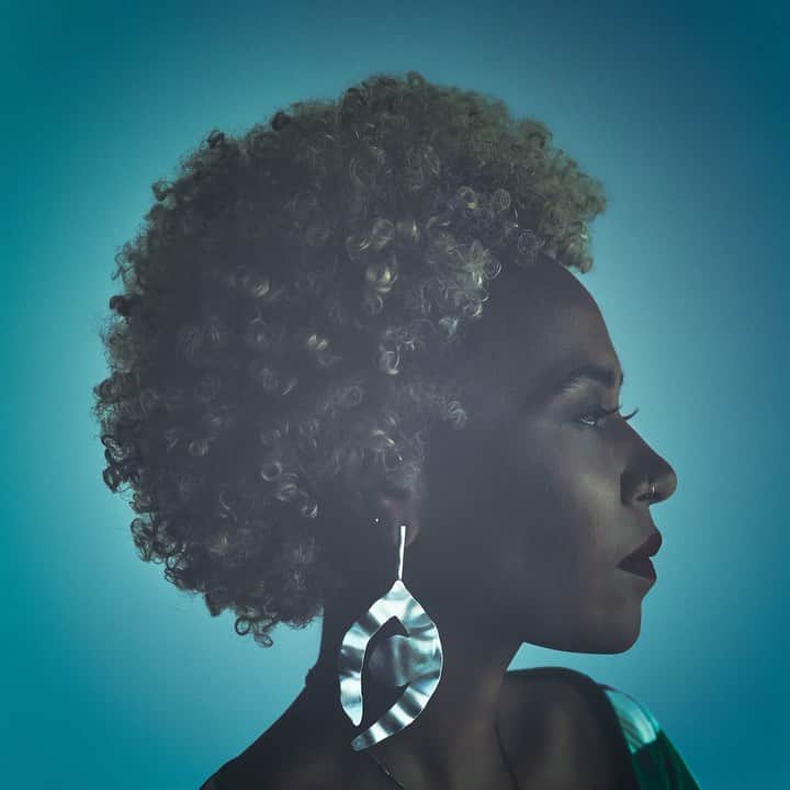 Emeli Sandéのインスタグラム：「Extraordinary Being is OUT NOW ⚡ This is a special song for me. Hope you all feel empowered knowing you are an #ExtraordinaryBeing 💜 link in bio」