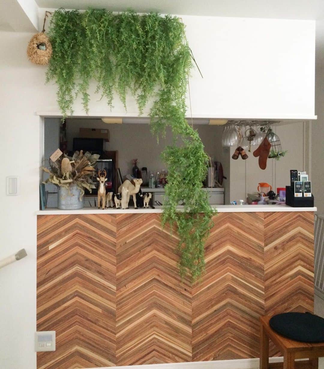 いなざうるす屋さんのインスタグラム写真 - (いなざうるす屋Instagram)「初アングル💕もぉ好きすぎる💕 日本の寄木細工にインスピレーションを受けてデザインされたものなんだって！ ちなみにfromオランダ🇳🇱 . こういうモノが出来るまでのストーリーを聞くとより一層愛おしくなる。 . そしてこのアングルからの風景をお気に入りにしたいがために 奥のキッチンの整理整頓を頑張った。 . 最近の私は壁紙中心に回ってる。 そして確実に良い方向に進んでる。 . 最後のpicはモフモフ剥がし中の図。 8年間本当にありがとう！ . . #インテリア #リノベーション  #劇的ビフォーアフター #床材オタク #壁紙オタク #輸入壁紙オタク #床材マニア #壁紙マニア #輸入壁紙マニア #壁紙 #輸入壁紙 #wallpaper #walpa  #床材 #クッションフロア #クッションシート #壁紙屋本舗」5月23日 7時53分 - inazaurusu_ya
