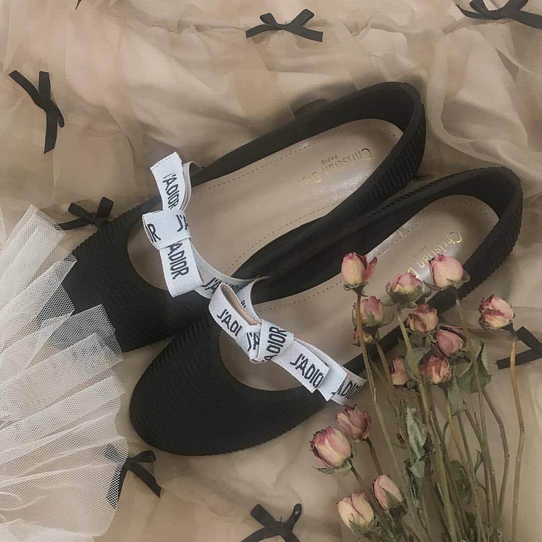 のインスタグラム：「. ちょこんとブランドロゴのリボンががオンナ心をくすぐる『Dior（ディオール） @dior』のバレーシューズ。足元からレディの気品を醸し出してくれるようなこちらのお靴は、トクベツな日に履きたくなりそうですね♡ . MERYでは他にも「かわいい」に近づくさまざまな情報を発信しています。 @mery.beauty コスメ・美容に特化した情報をお届け♡ @mery_spot 話題のカフェやお出かけスポットをご紹介！ こちらもぜひチェックしてみてください！ . . photo by @fuchan_2003 . #MERY #dior #diorfashion #diorshoes #balletshoes #ootd #shoes  #데일리룩 #옷스타그램 #오오티디 #코디 #패션 #패션피플 #ディオール #ディオール靴 #バレエシューズ #足元倶楽部 #置き画くら部 #ドレスアップ #ハイブランド #ぺたんこ靴 #コーデ #コーディネート #ファッション #今日のコーデ #今日の服 #お洒落 #お洒落さんと繋がりたい #MERY女子 #メリー」