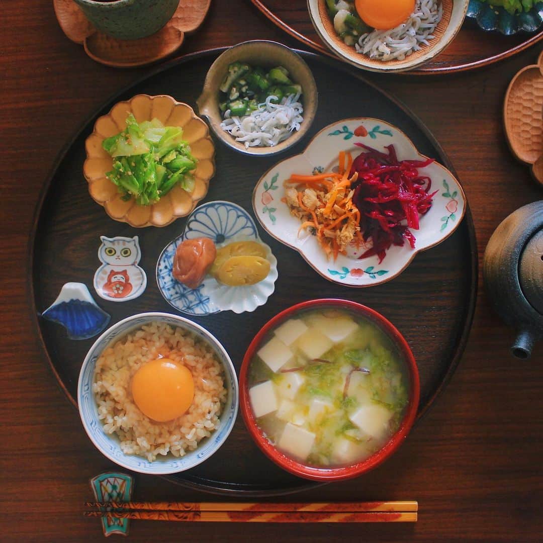 Kaori from Japanese Kitchenさんのインスタグラム写真 - (Kaori from Japanese KitchenInstagram)「2019.5.23 Thu お野菜たっぷりの朝ごはん。 ＊＊＊ Good morning! Today’s Japanese breakfast:Brown rice w/ egg yolk, miso soup, pickled red cabbage, stir-fried carrot and tuna, pickled plum and eggplant, boiled cabbage and sesame, and mixed gumbo, yum and baby sardines. ・ おはようございます。 昨日の朝ごはんで失礼します。 お野菜たっぷりの朝ごはん。 ここ数日栄養バランスが乱れていたため 白米から玄米に変更。 白米もモチモチで大好きですが 玄米を食べている時の方が 心なしか肌の調子が良いです。 (吹き出物も出ない！) おくら、山芋、しらすと卵をご飯にかけたら あっという間に食べ終わりました。 彼には餅匠しづくさんの黒餅つき。 どこにあるかわかりますか？👀 ごちそうさまでした。 ・ 📝薬膳走り書きはお休みします📝 ・ 【おしながき】 玄米たまごかけごはん 豆腐とあおさのお味噌汁 紫キャベツの酢漬け ツナのにんじんしりしり オクラと山芋としらす キャベツのごま和え 梅干し @umeiroseikatsu ぺそら漬け 黒餅 @mochi_shizuku943 ・ 今日は7:15から30分、ジムで朝のウォーミングアップへ行ってきました。ウォーミングアップ…私はアスリートでも何でもなく普通の会社員です笑 朝から身体を動かすとスッキリするし、その日一日キビキビ動ける気がします。家事が疎かにならない程度で朝もジム行ってみよ。(今日の弁当作り、まだ途中…) 今日から暑いみたいなので水分補給と紫外線対策は忘れずに。では今日も笑顔で☺︎ ・ #japanesefood #japanesecuisine #washoku #breakfast #おうちごはんlover #朝ごはん #おうちごはん #早餐 #아침밥 #薬膳 #うつわ #フーディーテーブル #和食器 #吉田崇昭 #松浦コータロー #小澤基晴 #一汁三菜 #japonais」5月23日 8時02分 - coco_kontasu